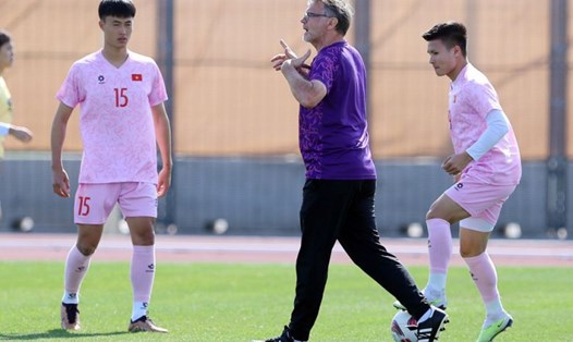 Huấn luyện viên Philippe Troussier đang nỗ lực để giúp bóng đá Việt Nam vượt qua rào cản trong cách nghĩ. Ảnh: VFF