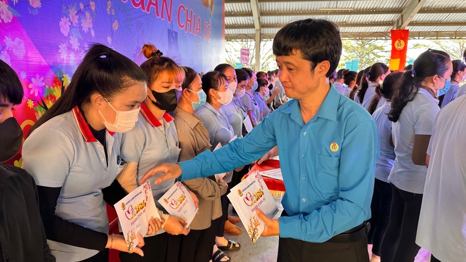 Phó chủ tịch LĐLĐ tỉnh Bình Thuận Hồ Công Dương trao quà Tết sum vầy cho công nhân. Ảnh: Duy Tuấn