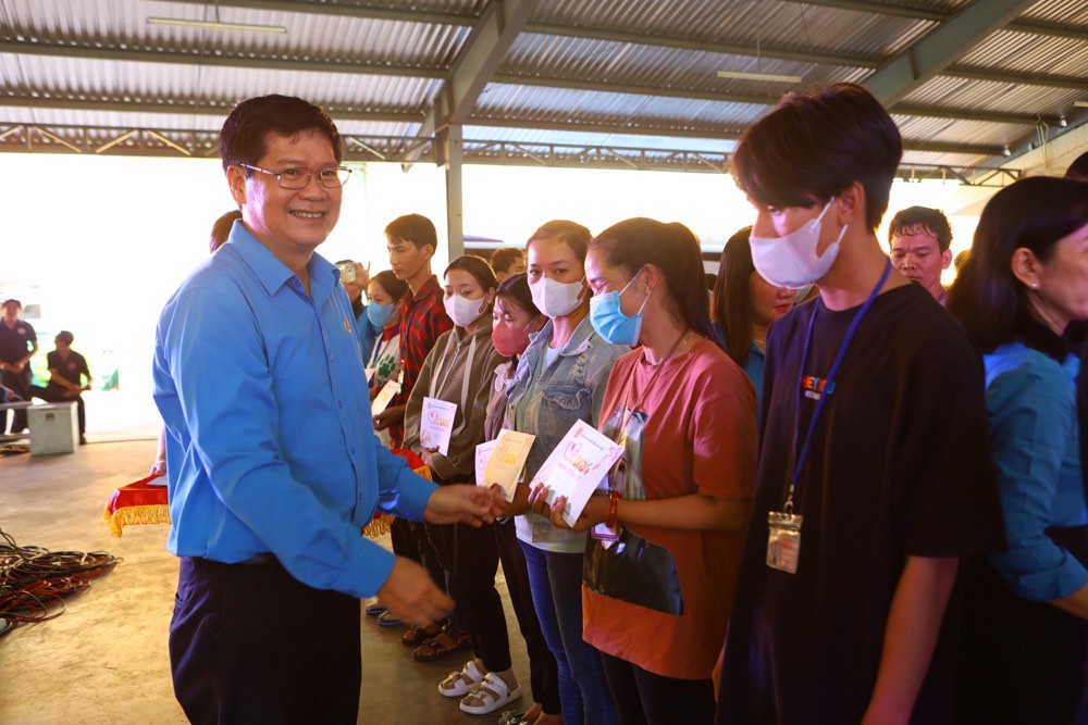 Ông Đỗ Hữu Quy - Chủ tịch LĐLĐ tỉnh Bình Thuận trao quà tết tận tay công nhân và chúc tết. Ảnh: Duy Tuấn