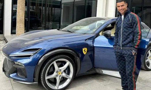 Cristiano Ronaldo cùng chiếc xe Ferrari Purosangue trị giá 400.000 bảng Anh. Ảnh: Instagram Ronaldo