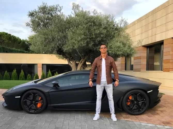 Ronaldo tự hào với dàn siêu xe của mình. Ảnh: Instagram Ronaldo