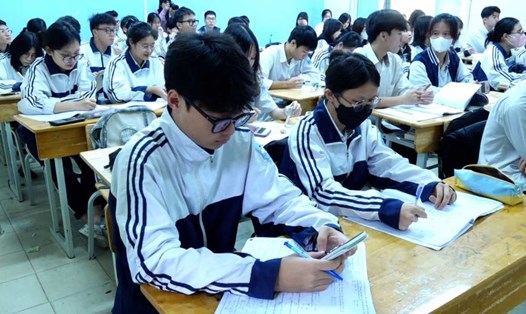 Học sinh lớp 11 Trường THPT Hoàng Văn Thụ (Hà Nội) trong giờ ôn tập. Ảnh: Trang Hà