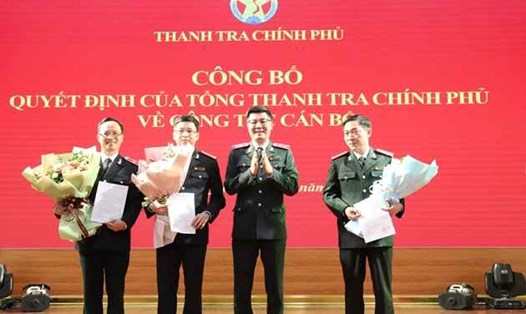 Thay mặt Lãnh đạo TTCP, Phó Tổng TTCP Nguyễn Văn Cường trao quyết định và tặng hoa chúc mừng 3 đồng chí vừa được bổ nhiệm giữ chức vụ mới. Ảnh: PH