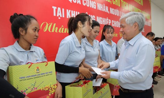 Ông Đỗ Văn Chiến - Bí thư Trung ương Đảng, Chủ tịch Ủy ban Trung ương Mặt trận Tổ quốc Việt Nam đến thăm và tặng quà Tết cho công nhân lao động Bình Phước. Ảnh: CĐBP cung cấp