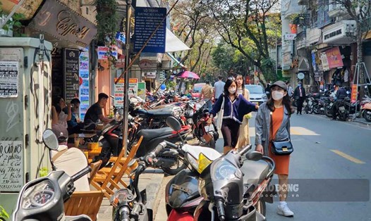 Vỉa hè ở Hà Nội thường xuyên bị chiếm dụng để kinh doanh, buôn bán. Ảnh: Tô Thế