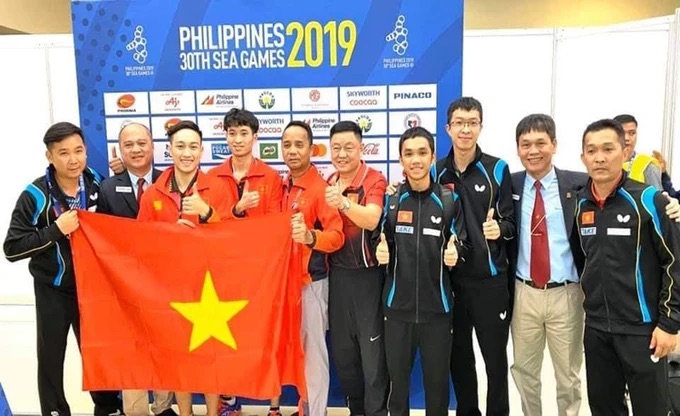 Huấn luyện viên Đoàn Kiến Quốc (ngoài cùng bên phải) nhận trọng trách tìm suất Olympic cùng bóng bàn Việt Nam. Ảnh: Nhật Anh