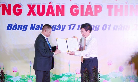 Ông Lê Minh Thanh (phải) nhận quyết định công nhận hiệu trưởng trường Cao đẳng Lê Quý Đôn. Ảnh: Đơn vị cung cấp.