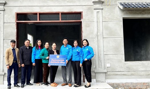 LĐLĐ huyện Sơn Dương trao tiền hỗ trợ làm nhà Mái ấm Công đoàn cho chị Đặng Thị Thỏa. Ảnh: Nguyễn Tùng