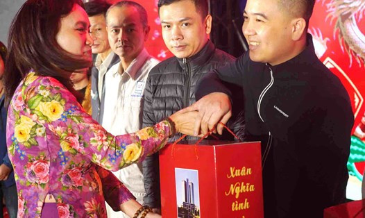 Chủ tịch Công đoàn Dầu khí Việt Nam Nghiêm Thuỳ Lan tặng quà Tết công nhân, lao động. Ảnh: Mai Dung