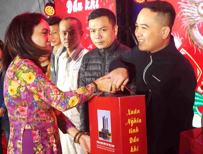 Gần 3.500 suất quà Tết tặng người lao động tại Xuân nghĩa tình dầu khí