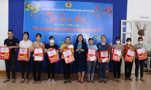 Phó Chủ tịch LĐLĐ tỉnh Thái Bình Phạm Thị Thắng trao quà Tết động viên công nhân lao động. Ảnh: Bá Mạnh