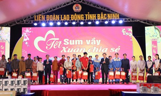 Phó Thủ tướng Chính phủ Trần Hồng Hà cùng Bí thư Tỉnh uỷ Bắc Ninh Nguyễn Anh Tuấn trao quà cho công nhân lao động khó khăn tại chương trình. Ảnh: Quế Chi 