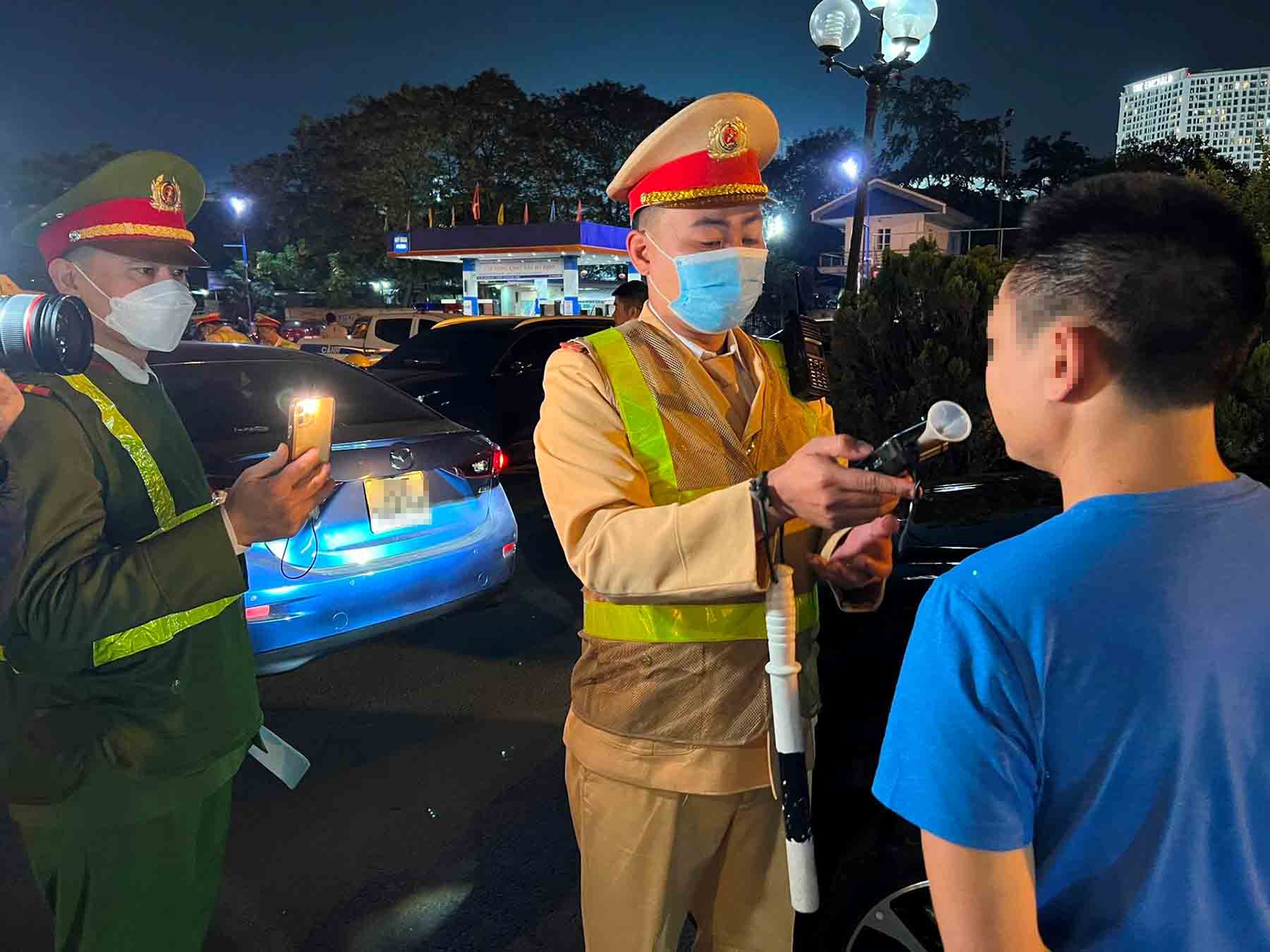 Cảnh sát giao thông Hà Nội kiểm tra nồng độ cồn, kiềm chế tai nạn giao thông. Ảnh: Chu Dũng