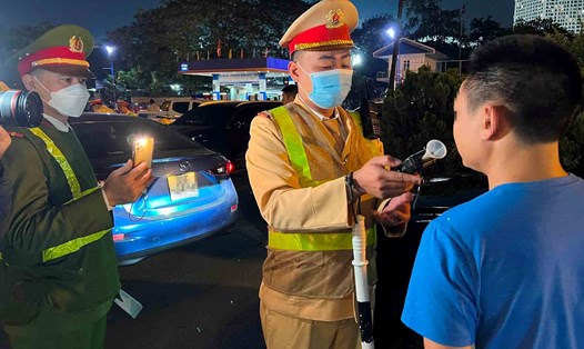 Cảnh sát giao thông Hà Nội kiểm tra nồng độ cồn, kiềm chế tai nạn giao thông. Ảnh: Chu Dũng