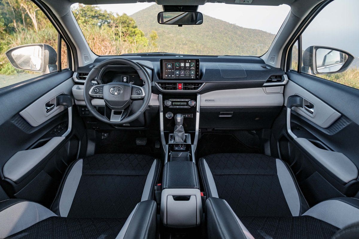 Bên cạnh đó, Toyota Veloz Cross được hãng trang bị gói an toàn Toyota Safety Sense cao cấp. Giá bán của phiên bản Veloz CVT là 658 triệu đồng, còn phiên bản Veloz Cross CVT Top có giá 698 triệu đồng. Ảnh: Toyota