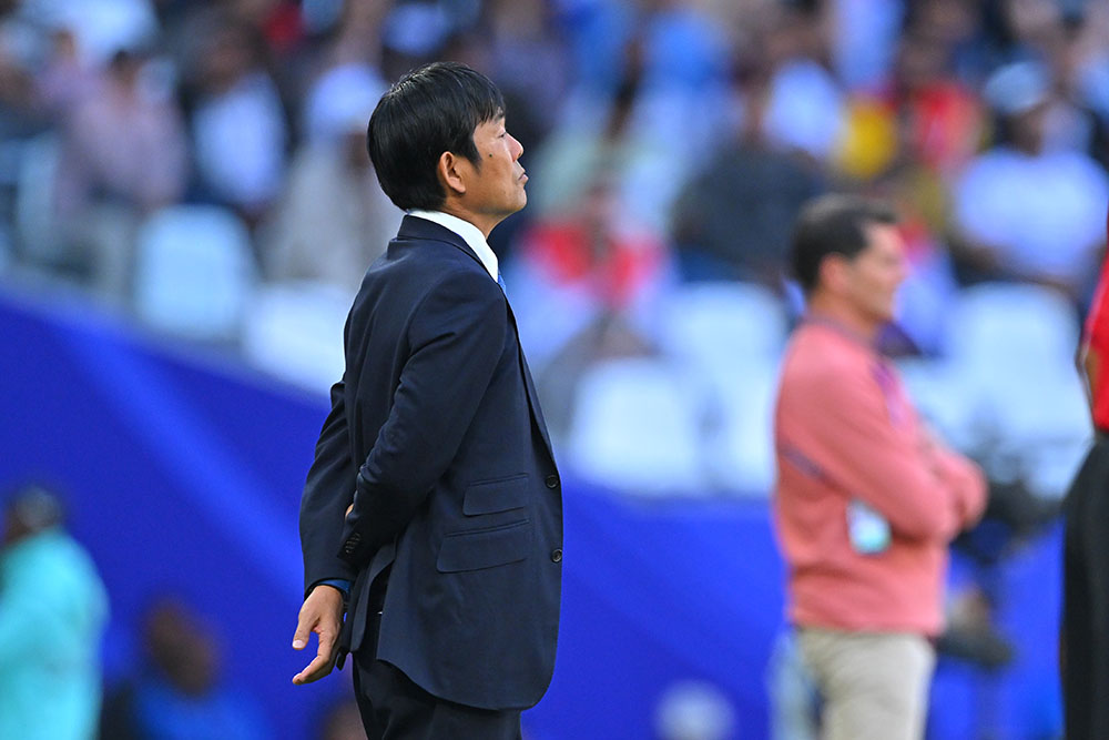 Huấn luyện viên Moriyasu đứng trầm ngâm khi đội nhà tỏ ra bất lực trước hàng thủ kiên cố của Iraq.