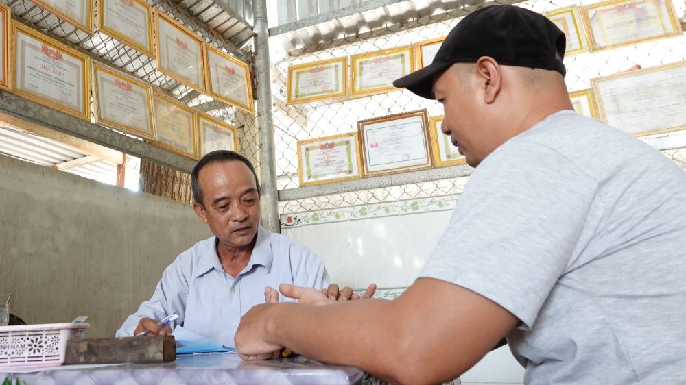 Lương y Nguyễn Văn Chiến (61 tuổi) cùng những người có tấm lòng thiện nguyện hỗ trợ khám chữa bệnh miễn phí cho người nghèo. Ảnh: Tạ Quang