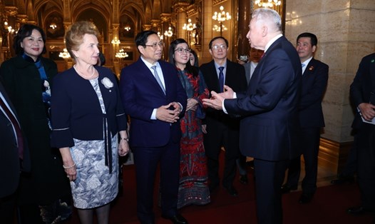Thủ tướng Chính phủ Phạm Minh Chính trao đổi với Phó Chủ tịch Quốc hội Hungary Jakab István. Ảnh: VGP