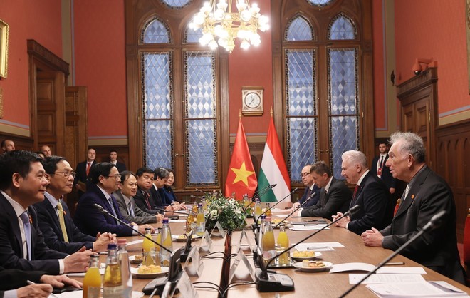 Quang cảnh cuộc gặp giữa Thủ tướng Chính phủ Phạm Minh Chính và Phó Chủ tịch Quốc hội Hungary Jakab István. Ảnh: TTXVN