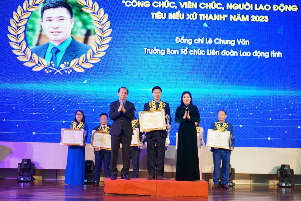 Đại diện lãnh đạo Ban Dân vận Tỉnh ủy Thanh Hóa và LĐLĐ tỉnh Thanh Hóa trao khen thưởng cho các cá nhân tiêu biểu năm 2023. Ảnh: Quách Du