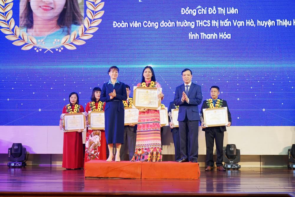 Đại diện lãnh đạo Tổng LĐLĐ Việt Nam và Tỉnh ủy Thanh Hóa trao khen thưởng cho các cá nhân điển hình. Ảnh: Quách Du