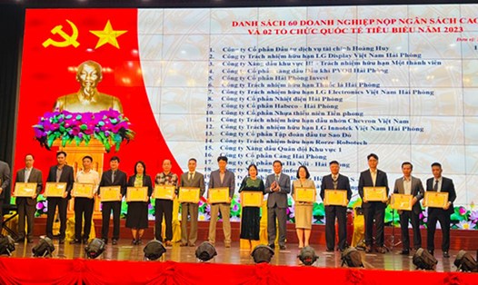 Chủ tịch UBND TP Hải Phòng Nguyễn Văn Tùng tặng bằng khen cho các doanh nghiệp tiêu biểu năm 2023. Ảnh: Đại An