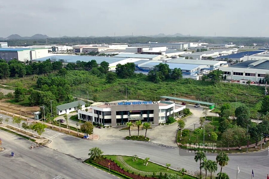 Có mặt tại khu vực trung tâm của khu công nghiệp Phú Hà những ngày cuối tháng 1.2024, phóng viên Báo Lao Động ghi nhận, hệ thống cơ sở hạ tầng khu công nghiệp tại đây đã được đầu tư đồng bộ, khoảng 50% diện tích mặt bằng đã được phủ kín bởi các nhà máy. Ảnh: Tô Công.