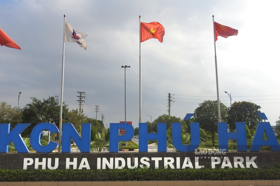 Khu công nghiệp Phú Hà với tổng diện tích quy hoạch giai đoạn I lên tới hơn 350ha, nằm trên địa phận các xã Hà Lộc, Phú Hộ, Hà Thạch của thị xã Phú Thọ. Chủ đầu tư hạ tầng khu công nghiệp Phú Hà là Tổng công ty Viglacera. Ảnh: Tô Công.