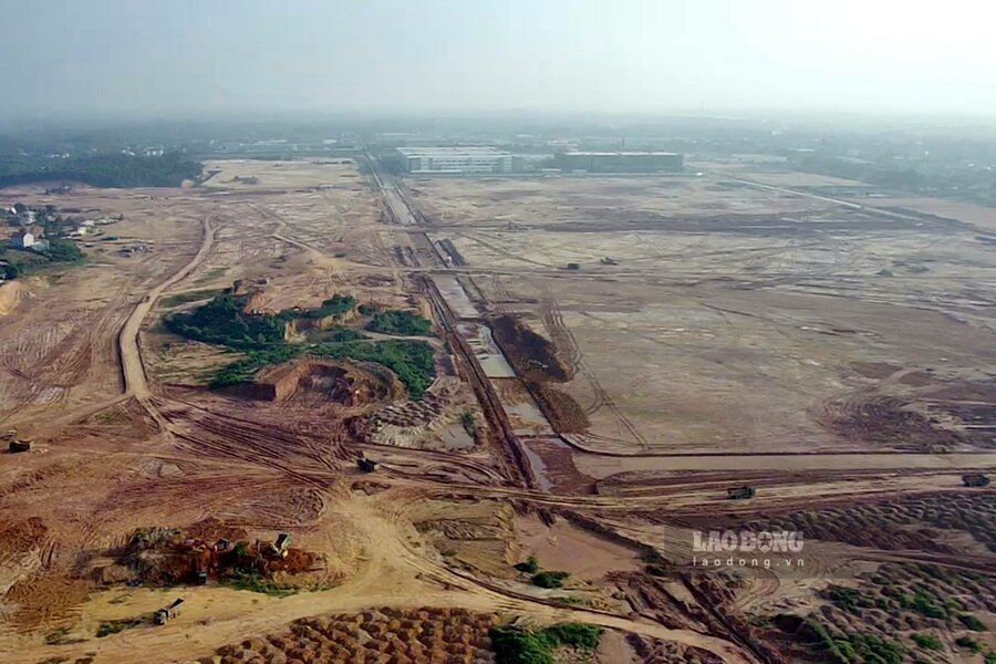 Với diện tích đất thuộc Khu phía Bắc (241,57ha) vừa hoàn thành giải phóng mặt bằng, hạ tầng kỹ thuật đợt 4 với diện tích 147,97ha đang được xây dựng. Các hạng mục san nền lô, nền đường giao thông đạt khoảng 90% (134ha/147,97ha), các hạng mục kết cấu đường giao thông, cấp thoát nước, chiếu sáng, cây xanh... dự kiến sẽ hoàn thành trong quý II.2024. Ảnh: Tô Công.