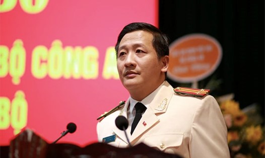Tân Phó Giám đốc Công an tỉnh Hà Tĩnh - trung tá Nguyễn Quốc Hùng nhận quyết định bổ nhiệm. Ảnh: CAT Hà Tĩnh
