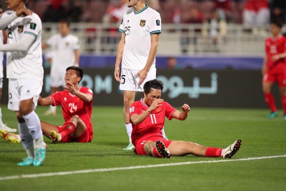 Dù rất nỗ lực nhưng tuyển Việt Nam không thể có được bàn thắng. Chung cuộc, các học trò của huấn luyện viên Troussier để thua 0-1 trước tuyển Indonesia. Kết quả này khiến tấm vé đi tiếp càng xa vời với tuyển Việt Nam. Ảnh: Quỳnh Anh