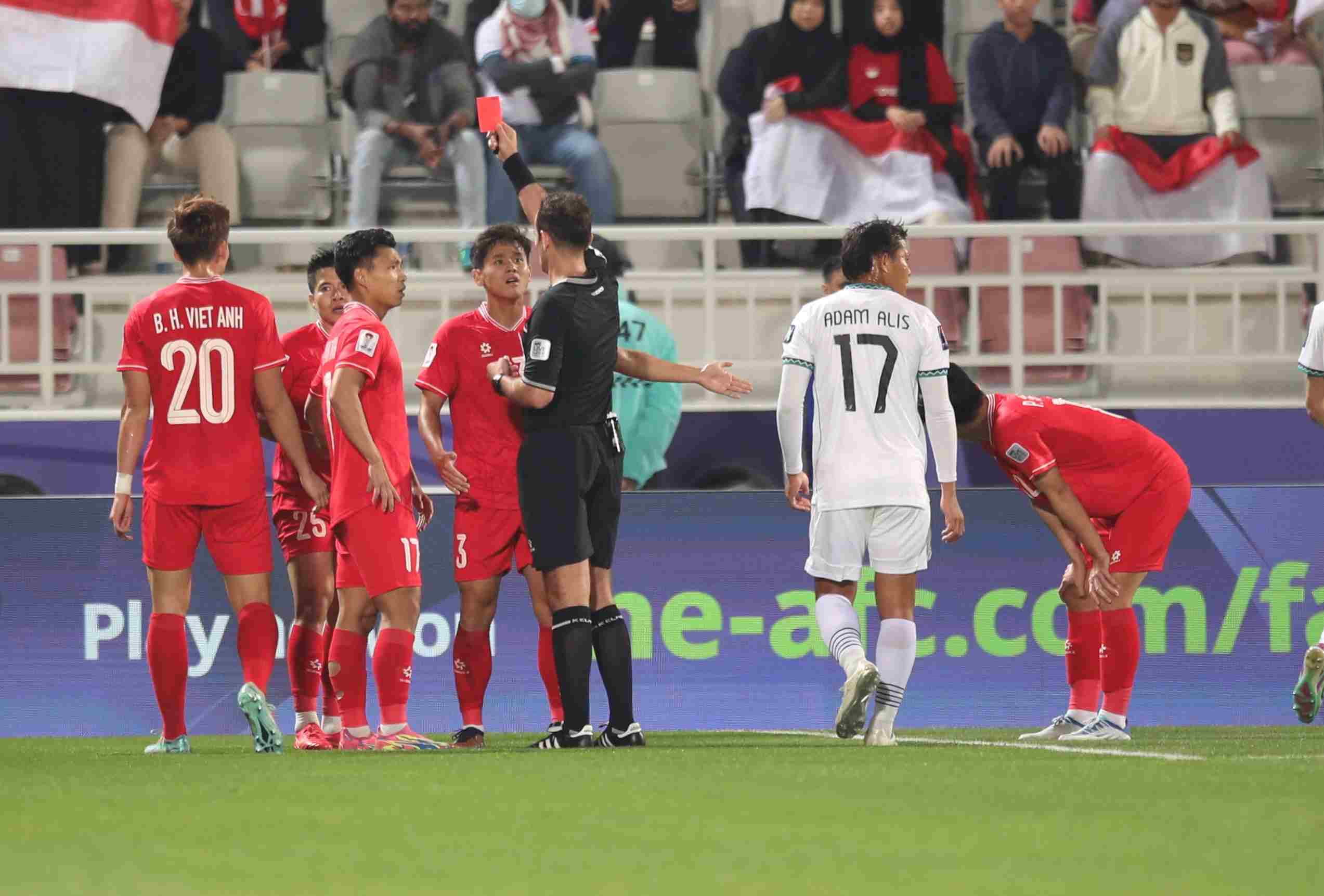 Tấm thẻ đỏ của Thành Long khép lại trận đấu đầy thất vọng của tuyển Việt Nam. Ảnh: Quỳnh Anh