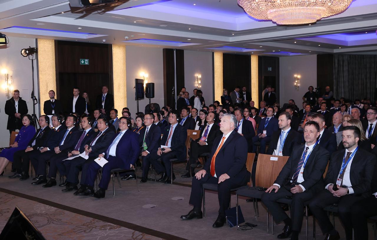 Thủ tướng Chính phủ Phạm Minh Chính cùng Thủ tướng Viktor Orban và các đại biểu dự Diễn đàn doanh nghiệp. Ảnh: VGP