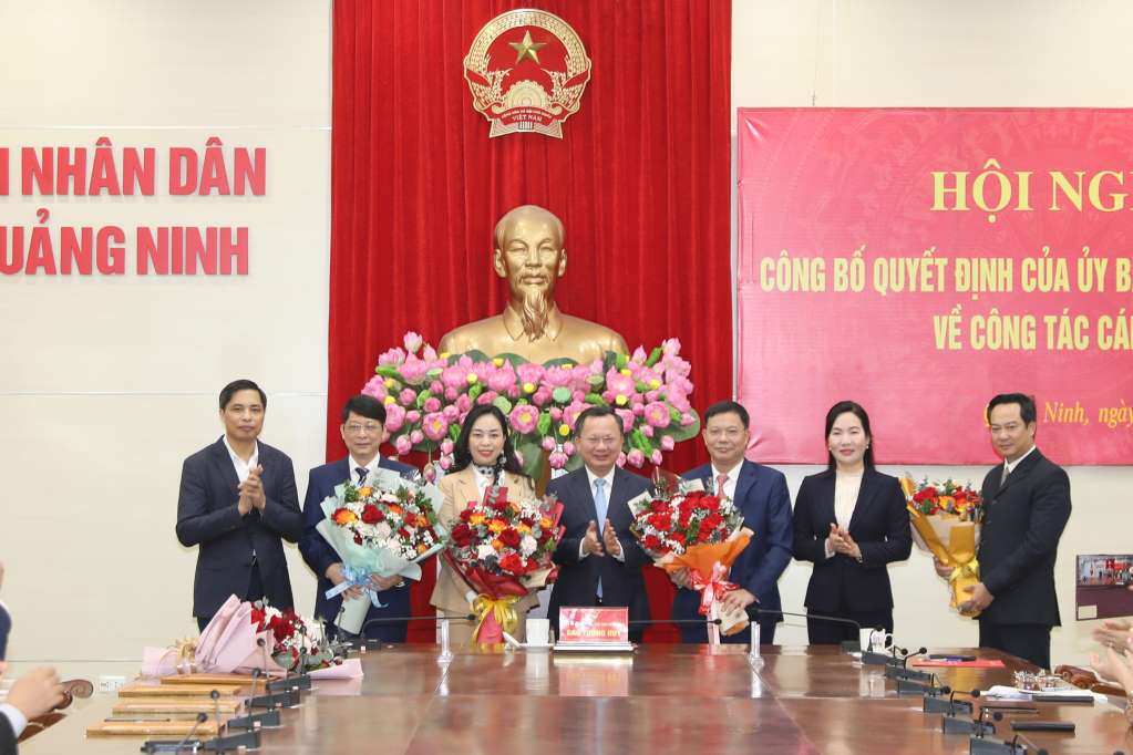 Các lãnh đạo UBND tỉnh Quảng Ninh tặng hoa chúc mừng các cán bộ lãnh đạo các sở, ngành, đơn vị được trao quyết định điều động và bổ nhiệm. Ảnh: Đỗ Phương