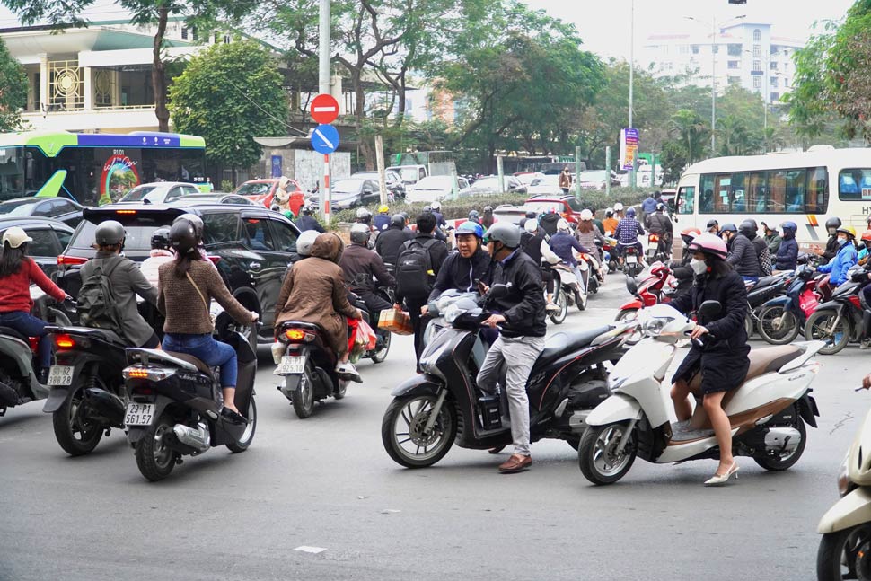 Tại nút giao Nguyễn Hoàng - Phạm Hùng giao thông hỗn loạn, các phương tiện ôtô, xe máy nối đuôi nhau kéo dài chờ đèn đỏ.