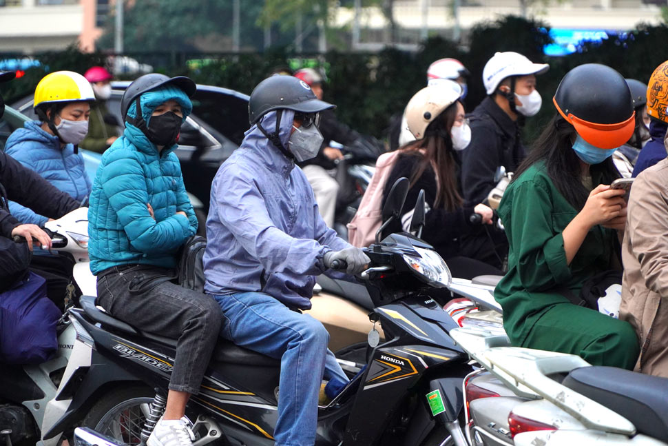 Cùng thời điểm, tại đường Phạm Văn Đồng cũng xảy ra tình trạng tắc đường kéo dài, nhiều phương tiện phải chờ đến nhịp đèn đỏ thứ 2 mới có thể di chuyển.