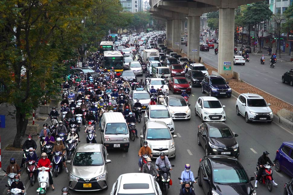 Theo ghi nhận, vào khoảng 7h sáng ngày 2.1, tại đường Tôn Thất Thuyết xảy ra ùn tắc cục bộ, các phương tiện gặp khó khăn trong việc di chuyển.