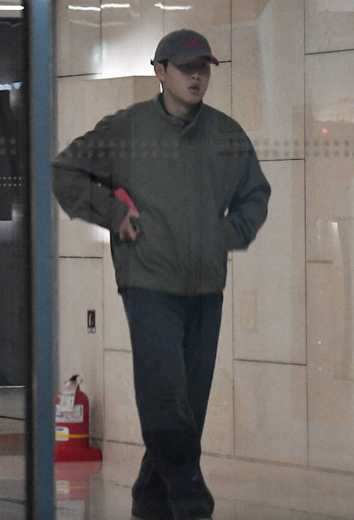 Lee Kang In xuất hiện ở bãi đậu xe của khách sạn nơi đội tuyển quốc gia lưu trú. Ảnh: The Fact