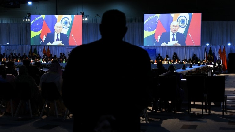 Tổng thống Nga Vladimir Putin phát biểu trực tuyến tại Hội nghị thượng đỉnh BRICS lần thứ 15 ở Johannesburg, Nam Phi. Ảnh: Sputnik