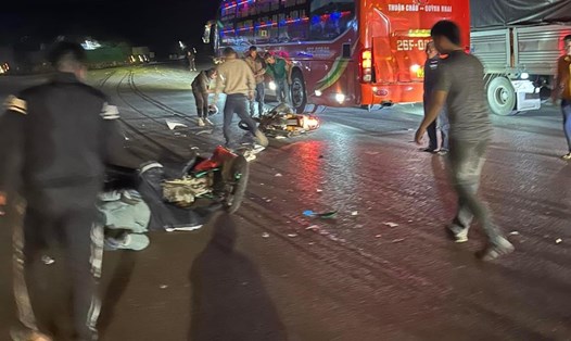 2 xe máy hư hỏng nặng, 2 người bị thương nặng sau tai nạn trên Quốc lộ 6. Ảnh: Minh Nguyễn