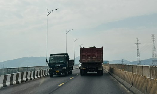 Cầu Giang bắc qua sông Gianh bề ngang hẹp, thường xuyên bị tai nạn và ách tắc giao thông. Ảnh: Lê Phi Long