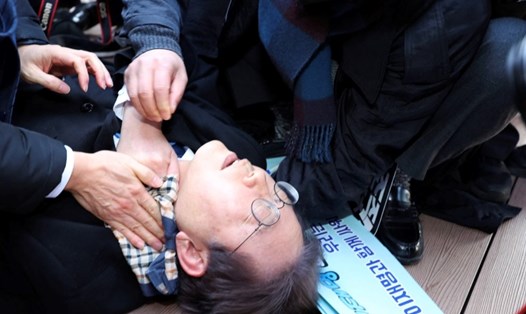 Chính trị gia Hàn Quốc Lee Jae Myung bị đâm vào cổ ở Busan. Ảnh chụp màn hình Yonhap