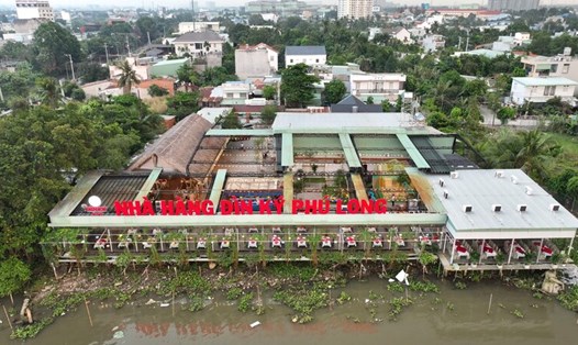 Nhà hàng Dìn Ký Phú Long xây trái phép khoảng 1.000 m2 trên bờ sông Sài Gòn. Ảnh: Huân Cao