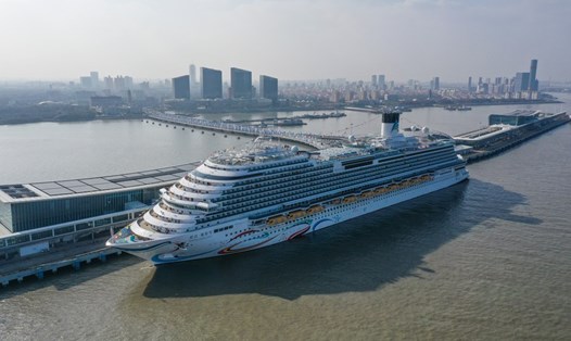 Siêu du thuyền Adora Magic City khởi hành ngày 1.1.2024 từ cảng Thượng Hải, Trung Quốc. Ảnh: Xinhua