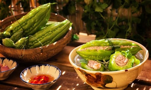 Mướp đắng nhồi thịt là món ăn quen thuộc của người dân Việt Nam. Ảnh: Xinhua