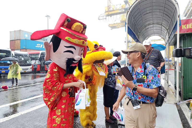 Sáng 2.1.2024, Sở Du lịch TP Đà Nẵng phối hợp các đơn vị tổ chức chào đón hơn 2000 du khách tàu biển đầu tiên đến Đà Nẵng nhân dịp Tết Dương lịch 2024.