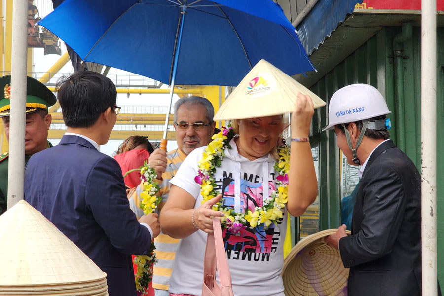 Mặc dù trời mưa nhưng các hoạt động múa lân chào mừng, tặng hoa và quà lưu niệm du lịch Đà Nẵng mang lại niềm vui bất ngờ cho du khách.
