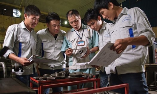 Bạn là người Việt Nam đi làm việc ở nước ngoài theo hợp đồng lao động trực tiếp giao kết có nghĩa vụ đóng góp vào Quỹ Hỗ trợ việc làm ngoài nước. Ảnh: Hải Nguyễn