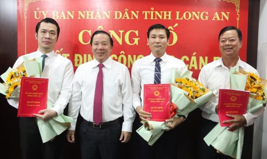 Ông Trương Tấn Sơn (bìa trái) được Chủ tịch UBND tỉnh Long An bổ nhiệm giữ chức Phó Giám đốc Sở Xây dựng. Ảnh: An Long