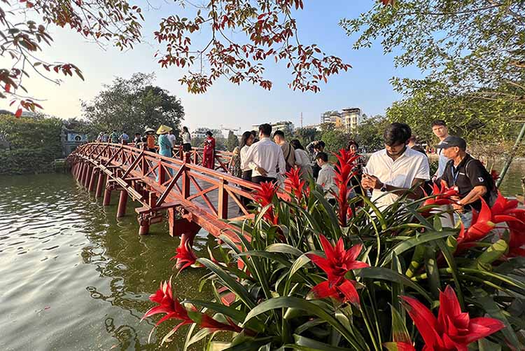 Xung quanh Hồ Gươm mỗi gốc cây, khóm hoa, du khách đều có thể có cho riêng mình mỗi khung hình đẹp. Tuy nhiên, cầu Thê Húc luôn là điểm đến không thể bỏ qua cho dù phong cách, phục trang của bạn là gì đều có thể mang về cho mình những bức hình ưng ý.